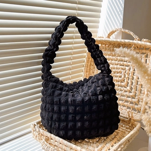 Borsa nera minimalista con trama a bolle e design elegante a griglia plissettata