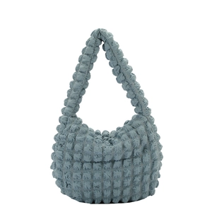 Elegante borsa a spalla blu con trama a bolle e particolare tessuto stile popcorn