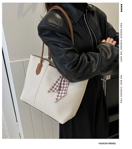 Dettaglio della grande borsa tote crema con foulard di seta a quadri e manici in pelle