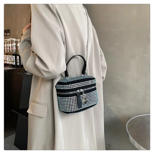 Détails du sac boîte en strass arc-en-ciel avec poignée et bandoulière chaîne argent