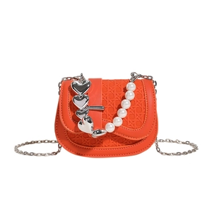 Oranje mini schoudertas met parelketting en hartvormige bedeltjes van PU-materiaal