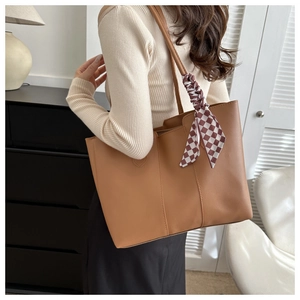 Braune Leder-Tote-Bag mit Seidenschal-Detail an der Schulter für den Business-Look