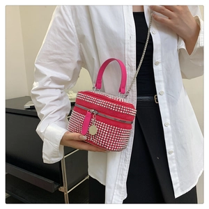 Détail du sac boîte rose fuchsia avec strass brillants et chaîne en métal argenté