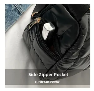 Vue détaillée de la poche latérale zippée sur un sac bandoulière noir matelassé élégant