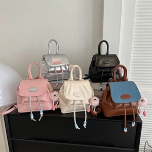 Mini mochila tipo cubo de cuero sintético en varios colores con colgante de monstruo