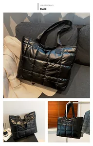 Vistas detalladas de un bolso tote acolchado negro brillante con correas de hombro