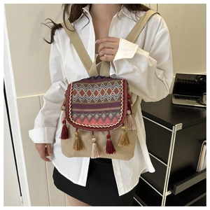Detailaufnahme der ethnischen Web-Rucksack mit geometrischer Stickerei und bunten Quasten