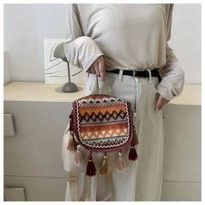 Nahaufnahme des ethnischen Web-Rucksacks mit bunten Mustern und Quasten-Details