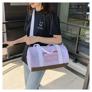 Outdoor-Lifestyle-Aufnahme einer großen lavendelfarbenen Yoga-Tasche mit weißen Gurten