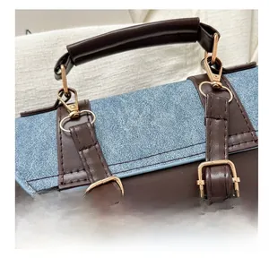 Detail von goldenen Metallhaken und Schnallen am Vintage-Rucksack aus Denim und Leder