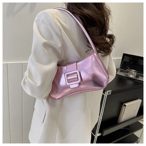 Detalle de bolso baguette rosa metalizado con acabado lacado y hebilla cuadrada de resina