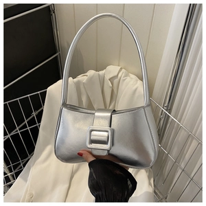 Detalle del bolso plateado metalizado con hebilla cuadrada grande y correa única
