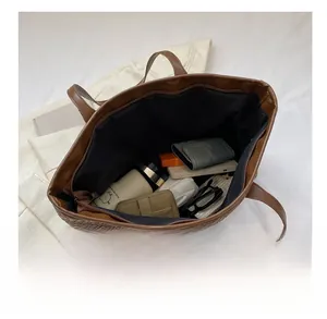 Draufsicht auf große braune gewebte Shopper Tasche mit Stauraum für alle täglichen Utensilien