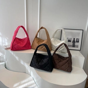 Quilted tote bags in five colors including fuchsia, khaki, and black with rhombic patterns