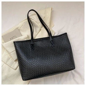 Detail der schwarzen Flechtoptik und Lederstruktur an einer großen Shopper-Tasche