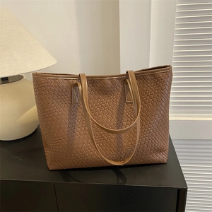 Große braune geflochtene Tragetasche für Damen im klassischen Intrecciato-Stil