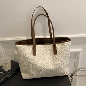 Vintage geflochtene Tragetasche mit braunen Ledergriffen im cremeweißen Minimal-Stil