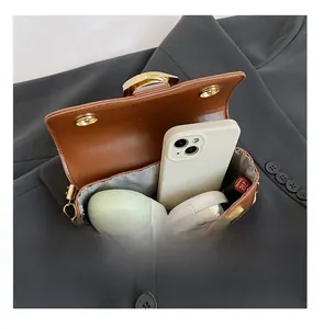 Innenansicht der braunen Ledertasche mit Platz für Handy und Kosmetikartikel im Detail