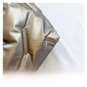 Détail du sac cabas doré champagne avec rembourrage matelassé et maille fine