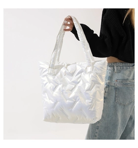 Détail d'un grand sac cabas matelassé blanc en nylon brillant avec bandoulière souple