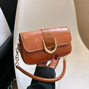 Braune Unterachseltasche mit Krokodilprägung, Goldschnalle und Ledergriff