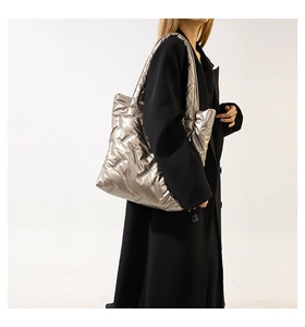 Sac cabas matelassé doré champagne avec fini métallisé et bandoulière rembourrée