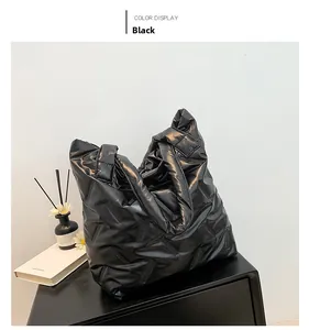 Détail du sac cabas matelassé noir brillant avec une texture de rembourrage douce