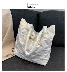 Détail du sac fourre-tout matelassé blanc avec motif géométrique et bandoulières rembourrées
