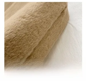 Detailansicht des hochwertigen flauschigen Webpelzstoffs in warmem Camel-Braun-Ton