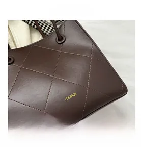 Détails de sac en cuir PU marron foncé avec coutures en losange et logo doré élégant