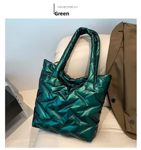 Détail du sac cabas matelassé vert métallisé profond avec une finition brillante