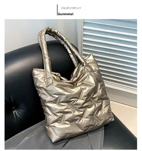 Détail du sac fourre-tout matelassé en métal fusil avec texture métallique et anse rembourrée
