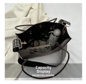 Vue détaillée de l'intérieur d'un sac cabas marron montrant sa grande capacité de rangement