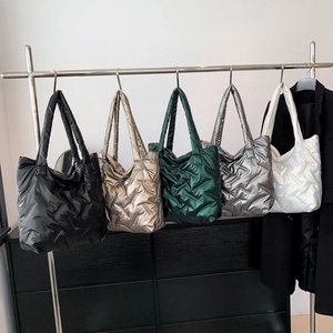 Sac Fourre-Tout Matelassé à Grande Capacité pour Femmes en Cuir PU Brillant Métallisé Sac à Épaule Décontracté pour Dames