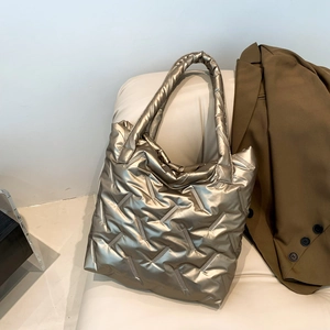Sac fourre-tout matelassé doré champagne métallique avec texture douce pour le quotidien