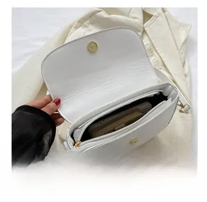 Capacité intérieure du sac bandoulière blanc à rivets avec téléphone et portefeuille