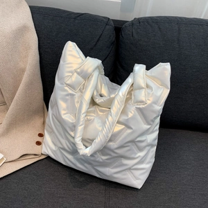 Grand sac fourre-tout matelassé blanc pour femme au design bouffant moderne