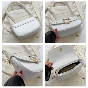 Vues détaillées d'un sac selle en cuir PU blanc avec boucle en D dorée et poches internes