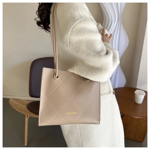 Sac bandoulière matelassé beige avec lettres dorées et une longue bandoulière réglable