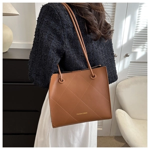 Sac fourre-tout matelassé marron avec motif à losanges et fines bandoulières