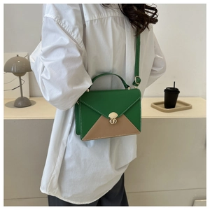 Détails des coutures contrastées et fermoir rotatif en métal du petit sac