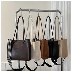 Détails des sacs cabas matelassés en cinq couleurs avec bandoulières pied-de-poule