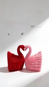 Detailansicht der schwanenförmigen Samt-Schmuckschatullen in Rosa und Rot mit Federtextur
