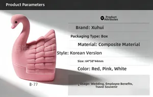 Nahaufnahme der Abmessungen und Samtstruktur der rosa schwanenförmigen Schmuckschatulle