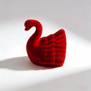 Detailansicht der roten Schwan-Schmuckschatulle aus Samt für Ringe mit weicher Textur
