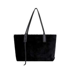 Minimalistische schwarze Damen-Tragetasche aus Kunstpelz mit Lederriemen und Plüschdesign
