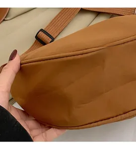Dettaglio ravvicinato delle cuciture precise e del tessuto in nylon resistente della borsa marrone