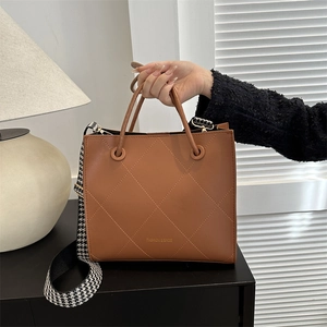 Sac fourre-tout marron matelassé avec bandoulière à motif pied-de-poule