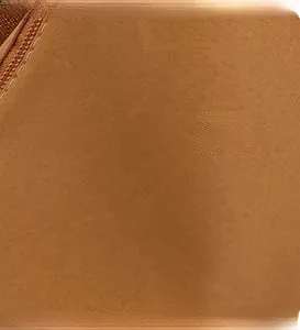 Dettaglio del tessuto in twill marrone e della cerniera sulla borsa a tracolla da donna moderna