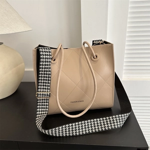 Sac cabas beige matelassé chic pour femme avec bandoulière pied-de-poule élégante
